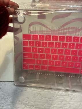 2-in-1 MacBook Air 13-inch Hard Shell Case with Ribbon Pattern and Pink Keyboard